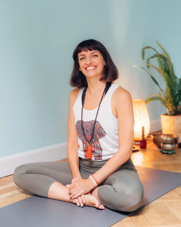 Yoga e meditazione a Torino nello studio di Yoga di Yug con Paola.
