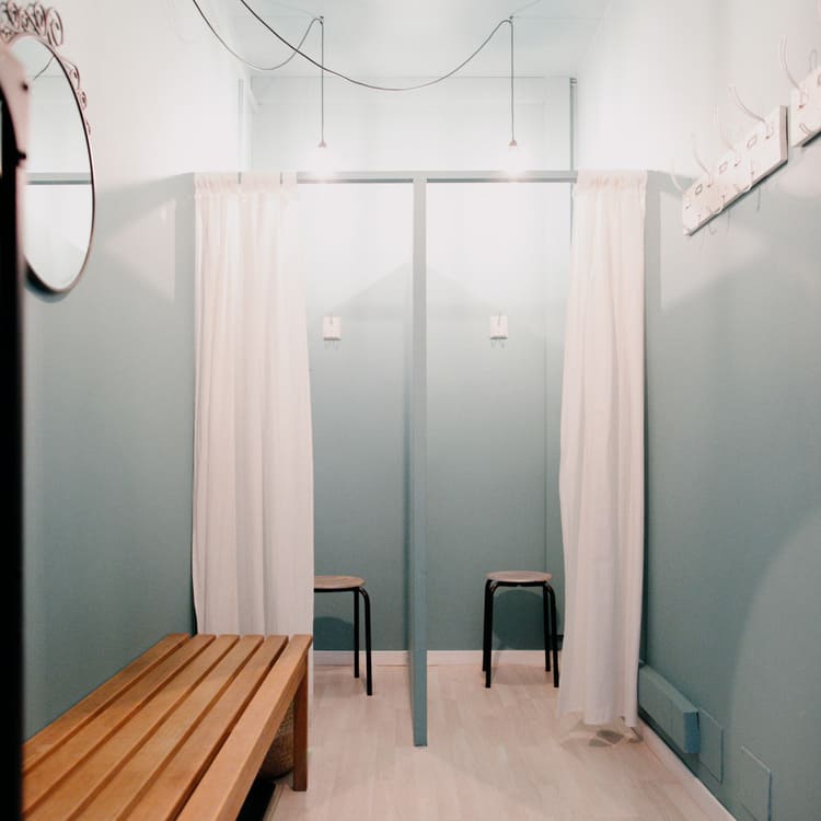 Corsi di Yoga in Crocetta a Torino. Gli spogliatoi di Semi di Yug.