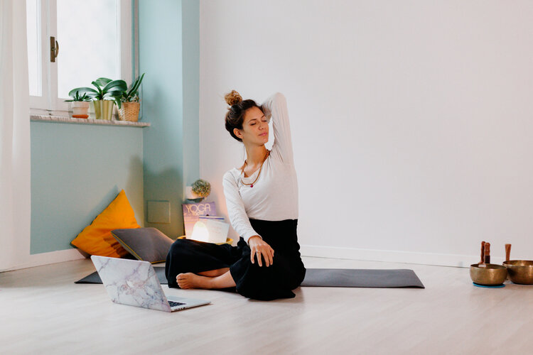 Yoga Online. Lezioni in diretta. Yoga Online. Lezioni in diretta. Esercizi di respirazione e di apertura.