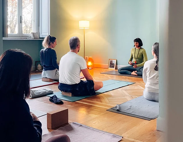 Yoga Online. Lezioni in diretta. Esercizi di respirazione e di apertura.