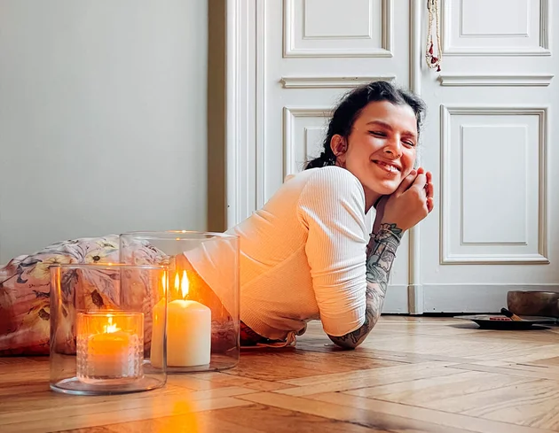 Yoga Online. Lezioni in diretta. Esercizi di respirazione e di apertura.