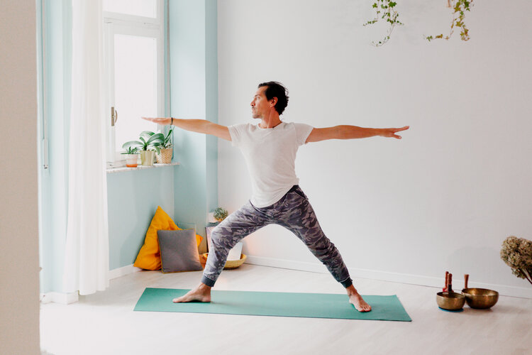 Yoga Online. Posizione guarriero. Yoga Online. Posizione guarriero.