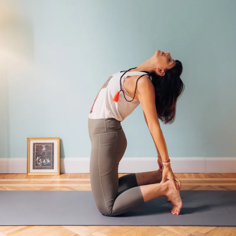 Ashtanga Yoga online. L'insegnante Paola Raho praticando yoga.
