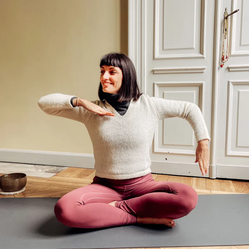Brain Yoga online. L'insegnante Paola Raho praticando yoga.