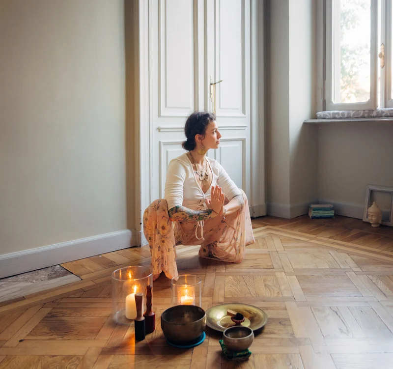 Yin Yoga online. L'insegnante Wiktoria Musialek praticando yoga.