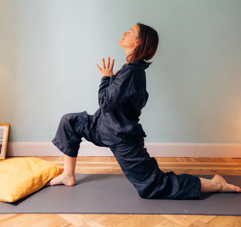 Yoga Dolce a Torino. Cecilia Morej praticando yoga.