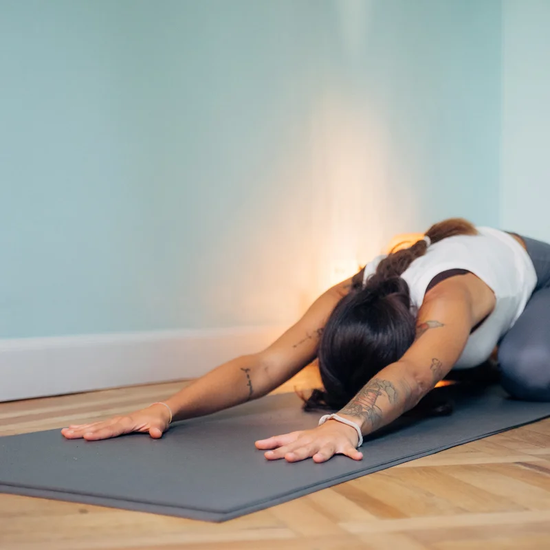 Yoga Integrale online. L'insegnante Lidia Voto praticando yoga.