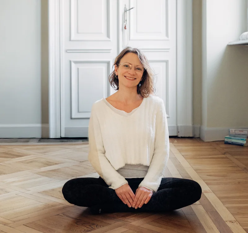 Yoga Posturale online. L'insegnante Francesca Donadio praticando yoga.