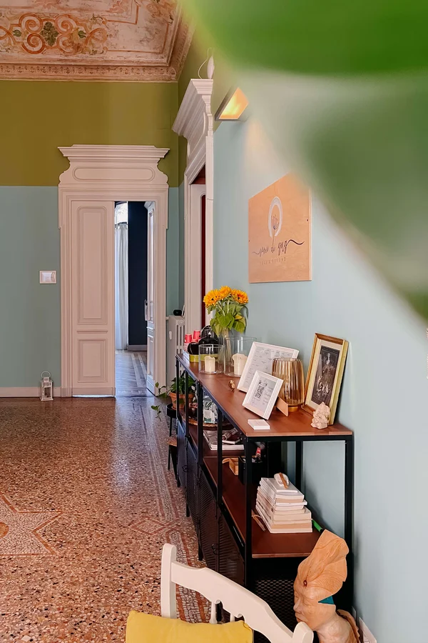 Interno della sede Semi di Yug a Torino, in zona Crocetta, yoga e olismo.
