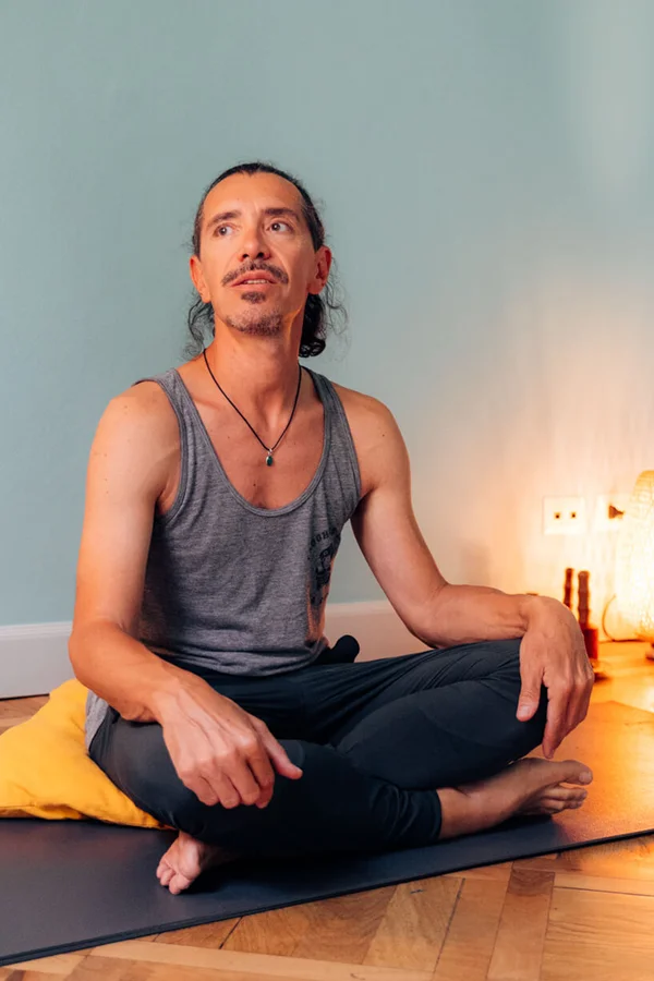 Marco Crepaldi: insegnante di Yoga a Torino. Vinyasa Yoga.