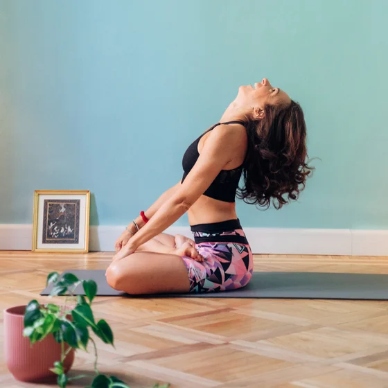 Luna Guaschino. Pratica di Vinyasa Yoga a Torino.