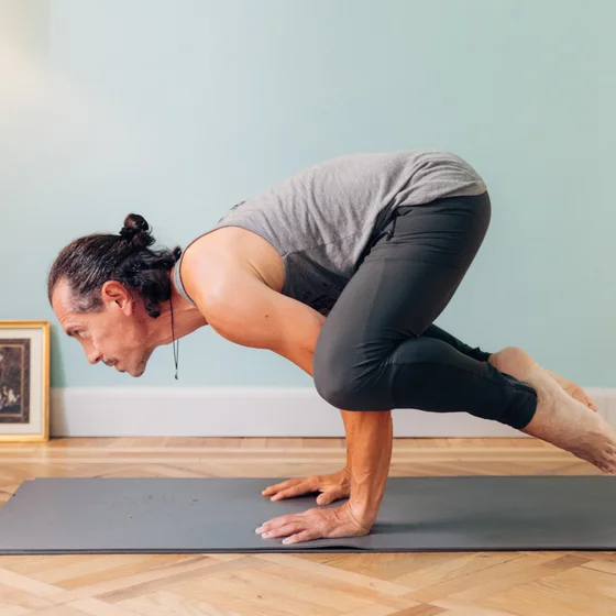 Marco Crepaldi, insegnante di Vinyasa yoga a Torino. Inversione.
