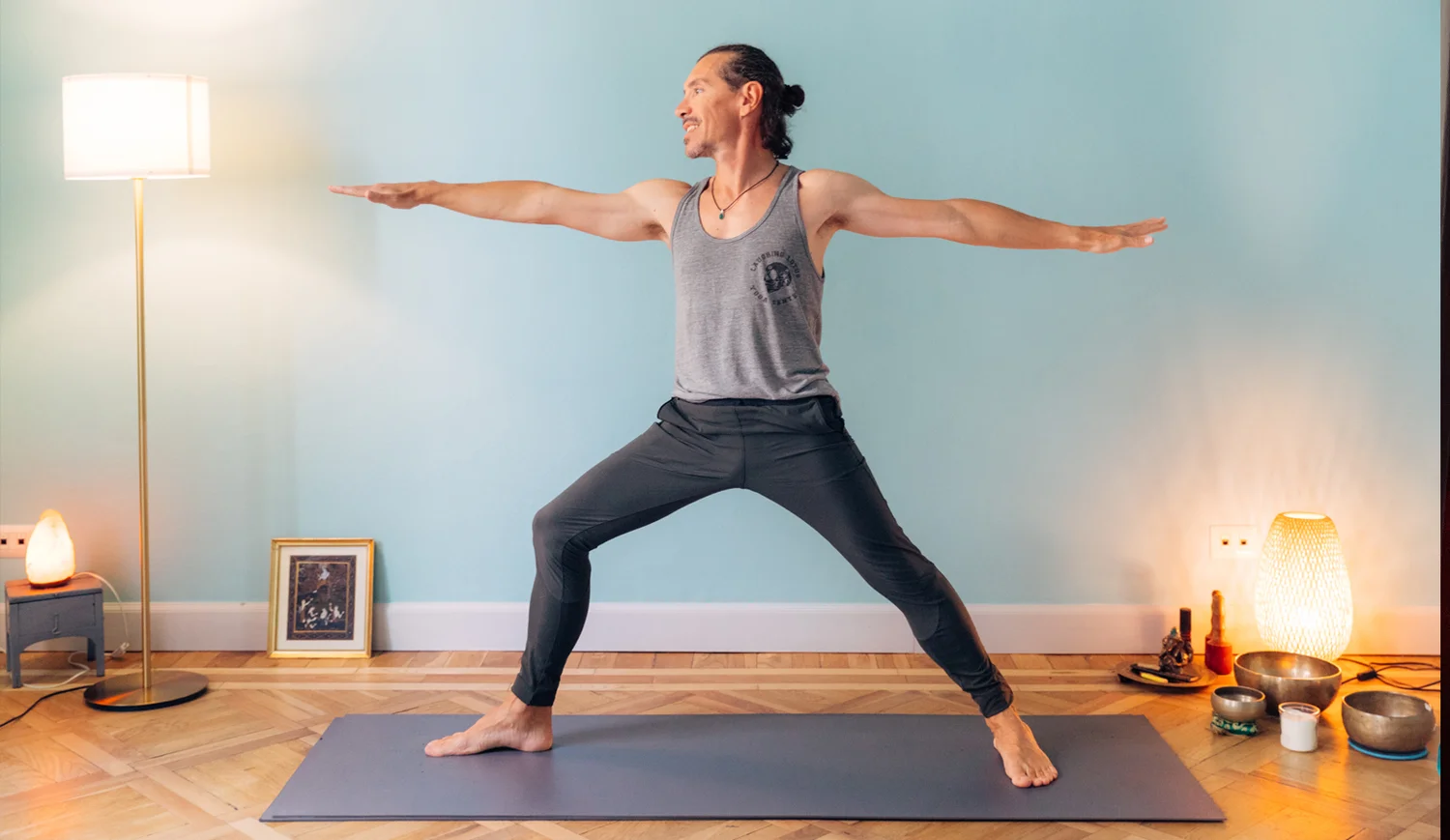 Marco Crepaldi. Vinyasa yoga Torino. Posizione sukhasana.