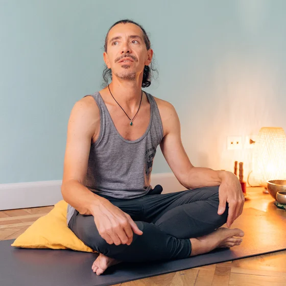 Marco Crepaldi, insegnante di Vinyasa yoga a Torino. Pratica della consapevolezza.