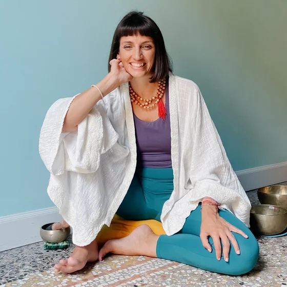 Paola Raho. Pratica di Ashtanga Yoga a Torino.