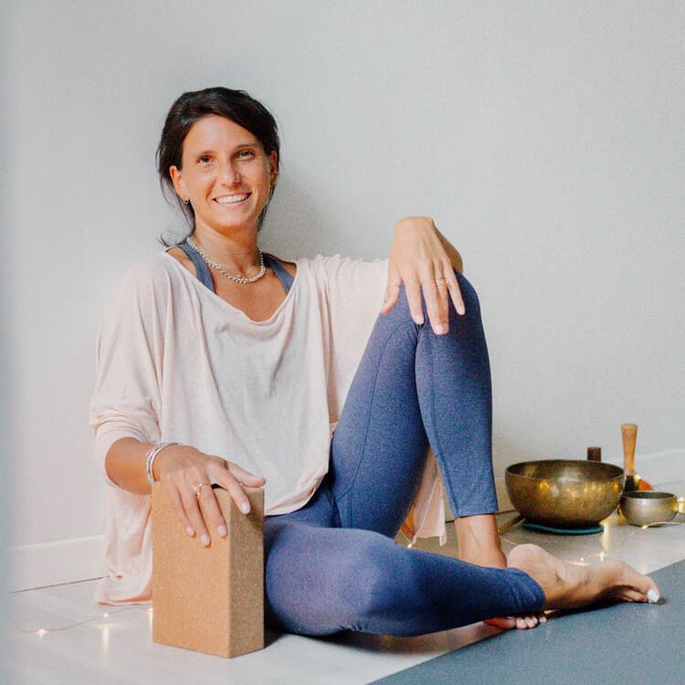 Virginia Bressano: insegnante di yoga in inglese. Virginia Bressano: insegnante di yoga in inglese.