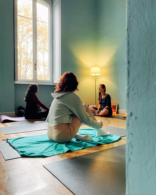 Yoga in Crocetta a Torino. Lezioni di yoga per aziende di Semi di Yug.
