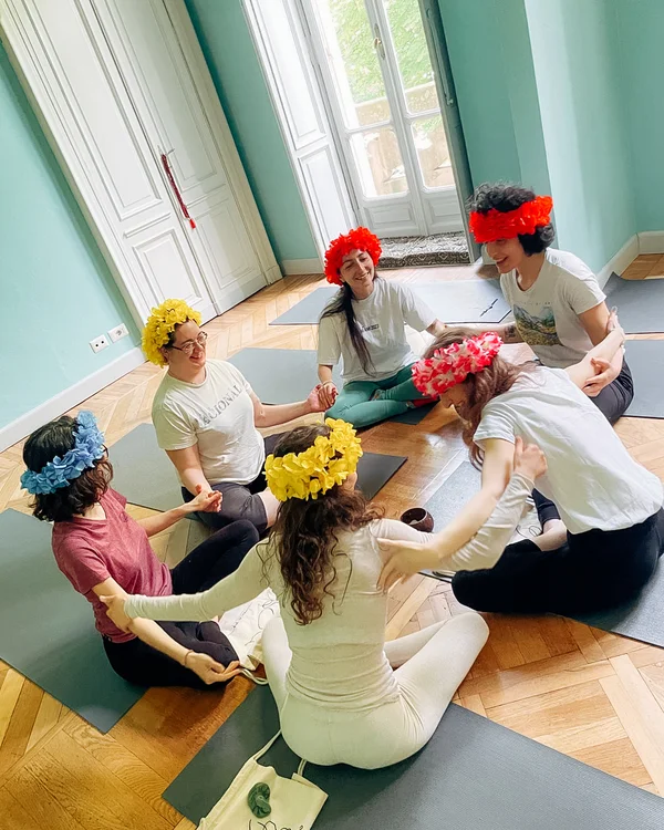 Yoga in Crocetta a Torino. Lezioni di yoga per addio al nubilato di Semi di Yug.