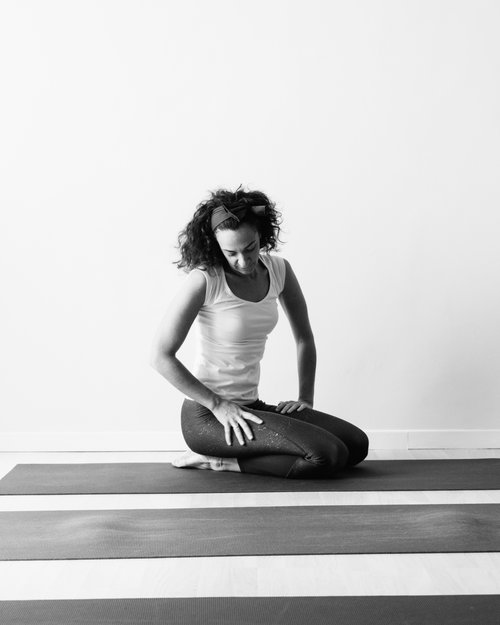 Luna Guaschino. Hatha e vinyasa yoga in inglese