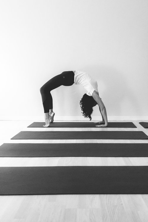 Luna Guaschino. Hatha yoga in inglese. Posizione del ponte