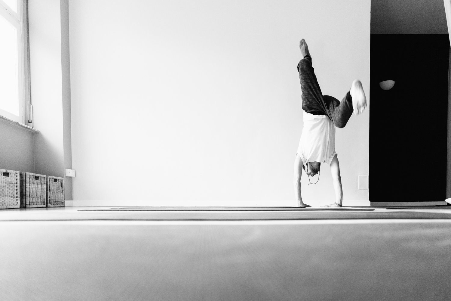 Marco Crepaldi, insegnante di Vinyasa yoga a Torino. Inversione. Marco Crepaldi, insegnante di Vinyasa yoga a Torino. Inversione.