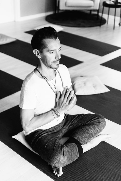 Marco Crepaldi. Vinyasa yoga Torino. Posizione sukhasana. Marco Crepaldi. Vinyasa yoga Torino. Posizione sukhasana.
