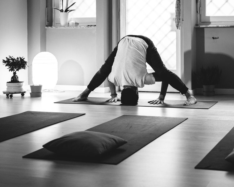 Marco Crepaldi. Vinyasa yoga Torino. Posizione di inversione. Marco Crepaldi. Vinyasa yoga Torino. Posizione di inversione.