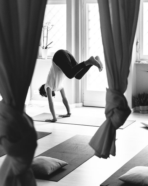 Marco Crepaldi, insegnante di Vinyasa yoga a Torino. Verticale Marco Crepaldi, insegnante di Vinyasa yoga a Torino. Posizione verticale.