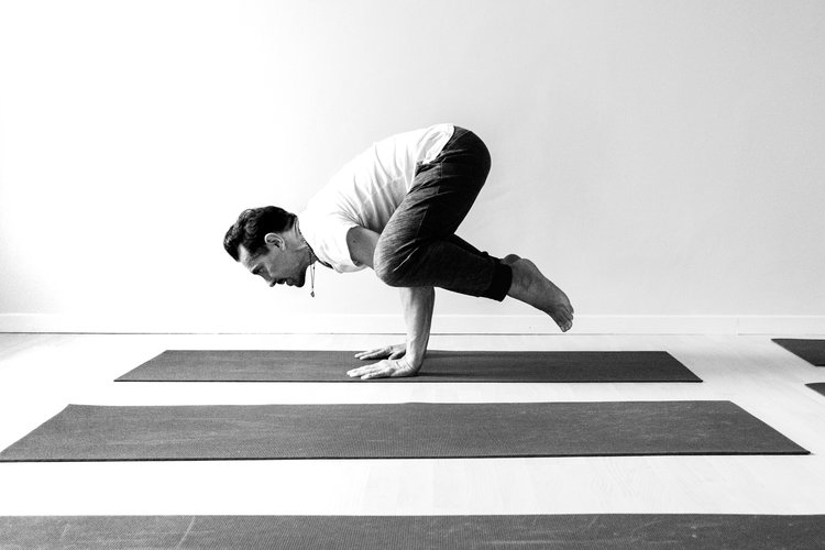 Marco Crepaldi, insegnante di Vinyasa yoga a Torino. Posizione di equilibrio Marco Crepaldi, insegnante di Vinyasa yoga a Torino. Posizione di equilibrio.