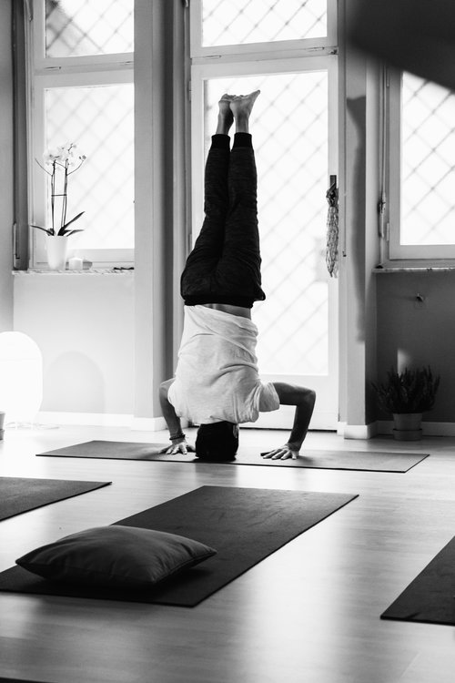 Marco Crepaldi, insegnante di Vinyasa yoga a Torino. Verticale Marco Crepaldi, insegnante di Vinyasa yoga a Torino. Posizione verticale.